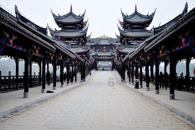 逃离快乐小镇